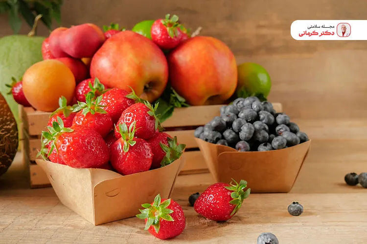 میوههایی مانند توت و سیب برای تقویت سیستم ایمنی کودک بسیار مفید است.