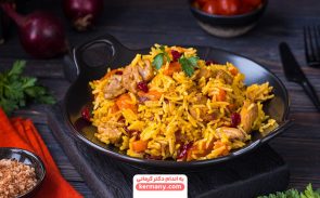 در طرز تهیه هویج پلو می‌توانید از گوشت مرغ یا گوشت قرمز استفاده کنید.