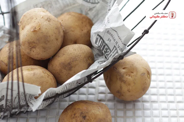 برای جلوگیری از جوانه زذن سیب زمینی را در جای خشک و خنک نگهداری کنید.