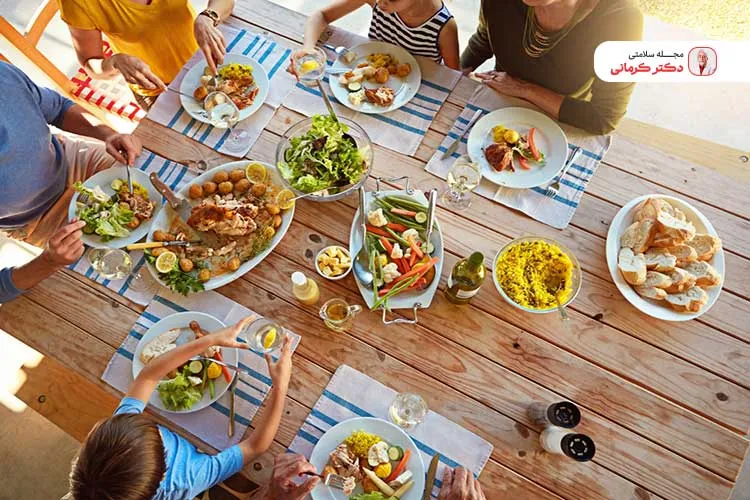 برنامه غذایی سفره خانواده را می‌توانید همراه با برنامه غذایی خانواده تان اجرا کنید.