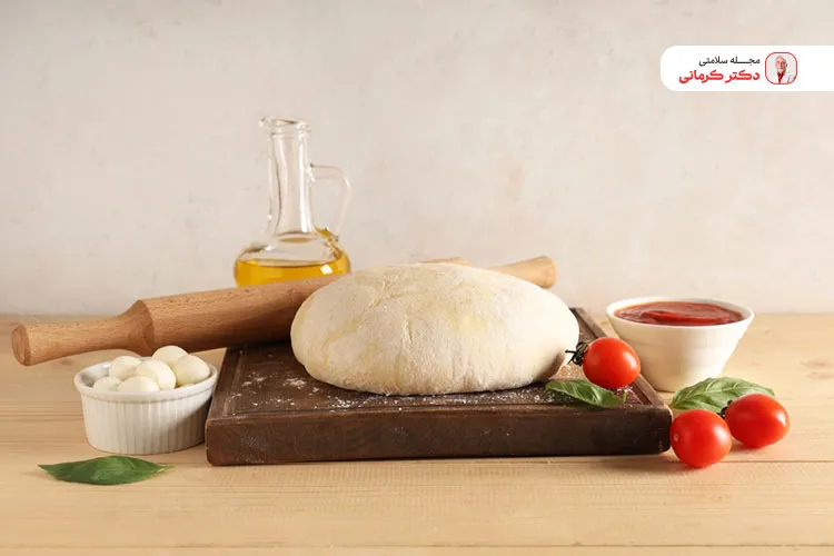 سیر، گوجه و ریحان از مواد اولیه پیتزا مارگاریتا است.