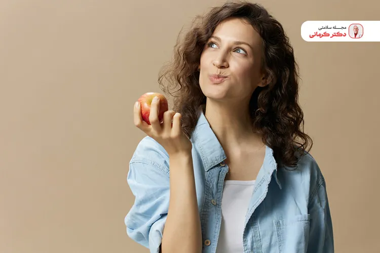 آرام جویدن غذا به بهبود علائم نفخ شکم کمک می‌کند.