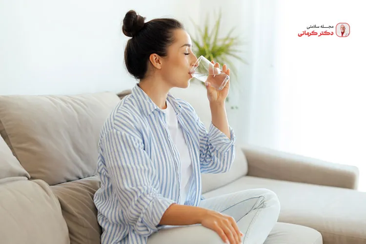 نوشیدن آب برای درمان نفخ شکم