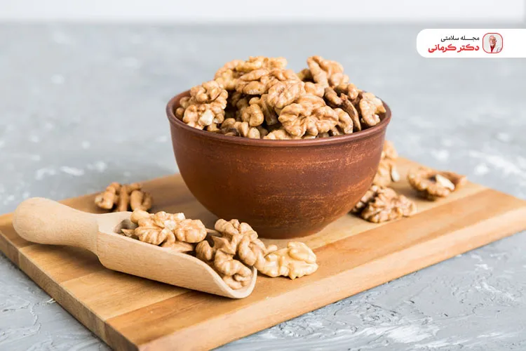 درمان آلزایمر امکان پذیر است؟ alzheimer treatment 5 مصرف گردو به پیشگیری از ابتلا به آلزایمر کمک میکند.