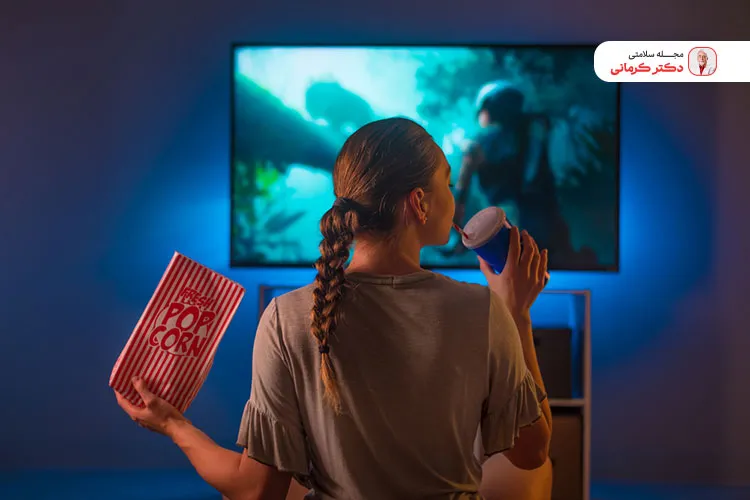 غذا خوردن مقابل تلویزیون و موبایل از دلایل مهم چاقی است.