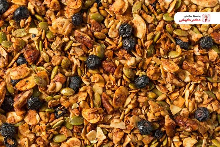 گرانولا میان وعده مغذی! granola 4 گرانولا ترکیبی از چند ماده مغذی خشکبار و میوه است.