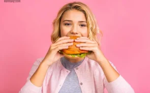 علت اشتهای زیاد و پرخوری در کودکان میتواند تشویق والدین به خوردن غذای بیشتر باشد.