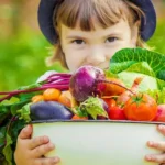 مقاله مصرف تمام گروه‌های مواد غذایی برای رشد و سلامت کودک مهم است.