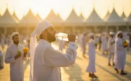 حجاج در حال استراحت و نوشیدن آب برای جلوگیری از گرمازدگی