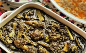 طبخ خورش کنگر در اول بهار و اواخر تابستان که فصل برداشت این گیاه مغذی است، توصیه می‌شود.