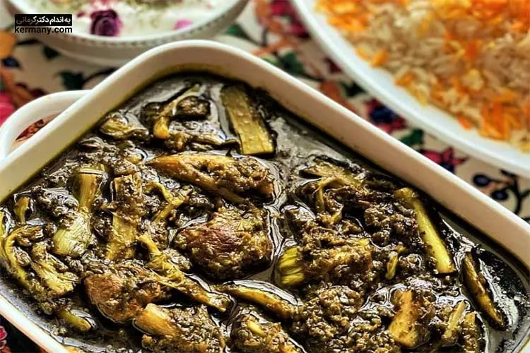 طبخ خورش کنگر در اول بهار و اواخر تابستان که فصل برداشت این گیاه مغذی است، توصیه می‌شود.