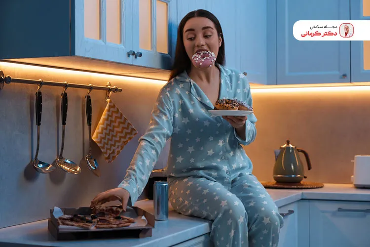 خوردن غذا قبل از خواب از دلایل نفخ شکم است.