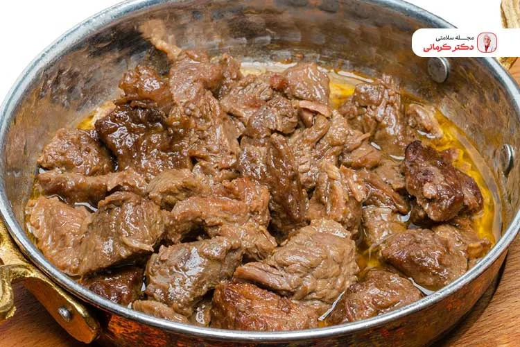 پایه اصلی شله مشهدی گوشت گوسفندی یا گوساله است.